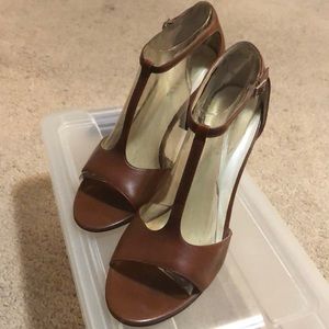 Tan colored heels 7M